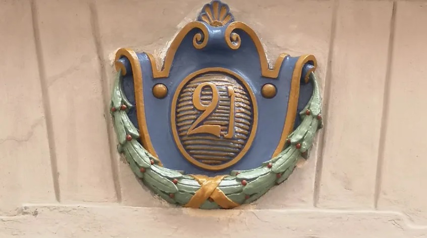 Dekorativ skylt med husnummer