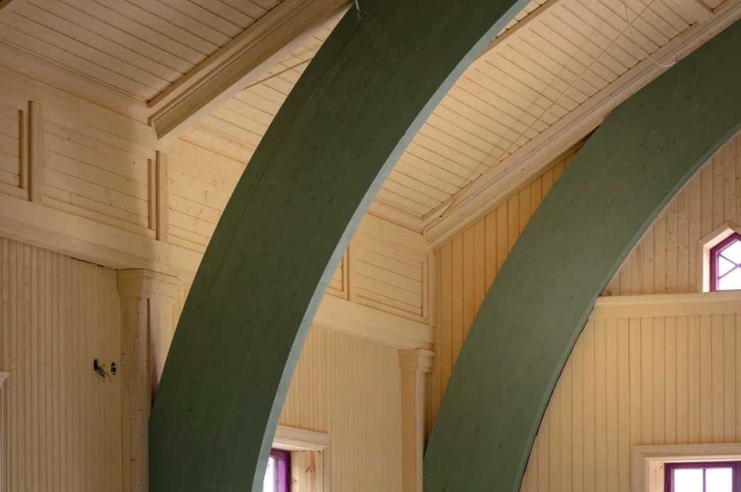 Hus inifr&aring;n med synliga takstolar