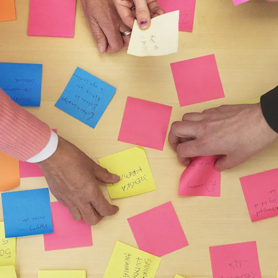 Händer och post-it lappar