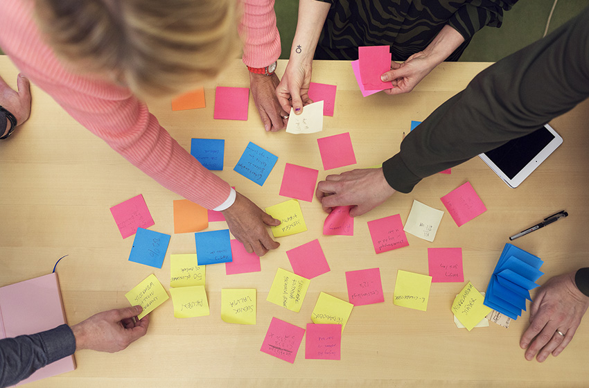 Händer och post-it lappar