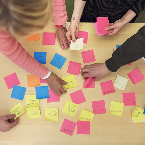 Händer och post-it lappar