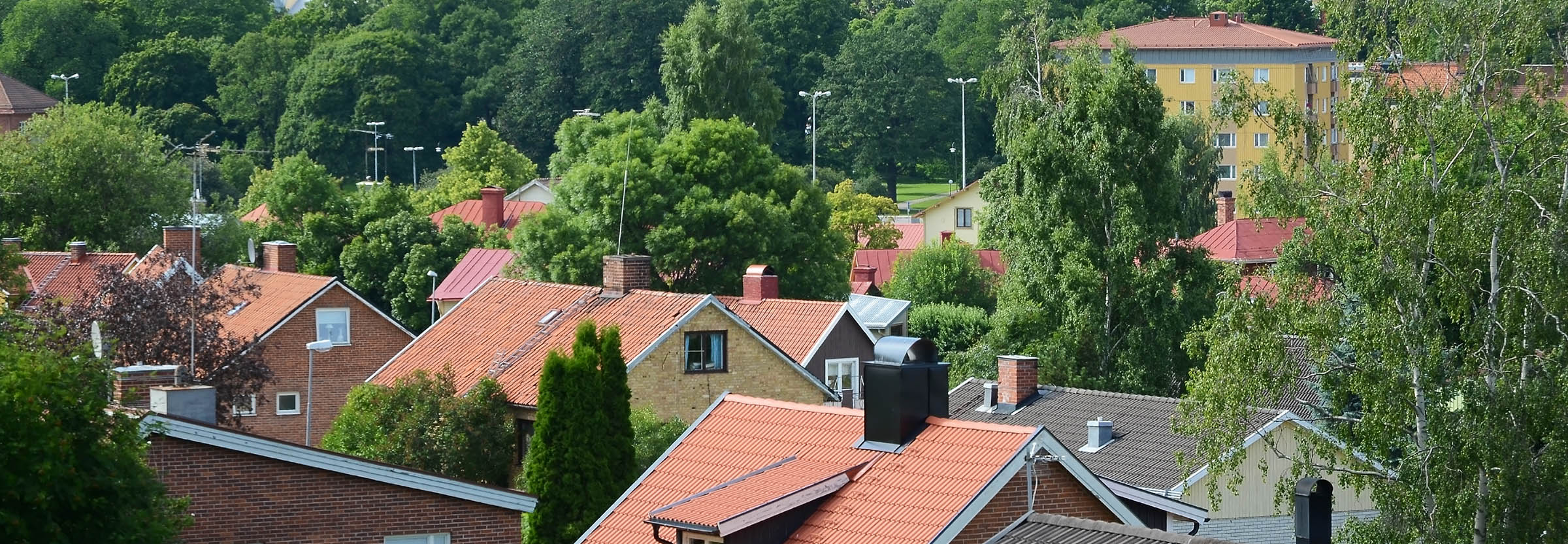 Takåsar över villaområde