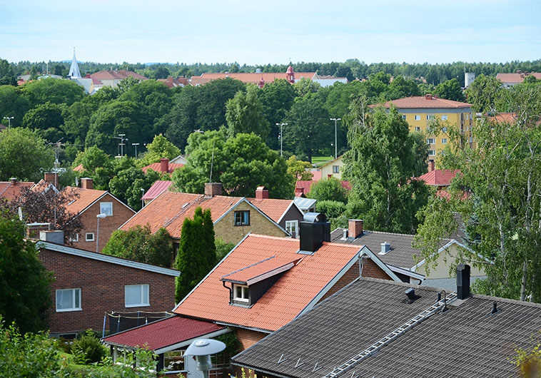 Takåsar över villaområde
