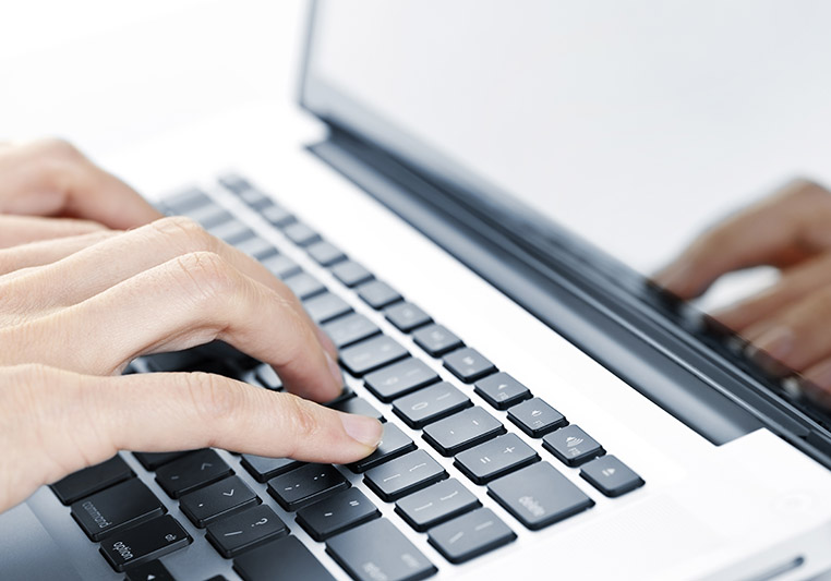 Händer på tangentbord 
