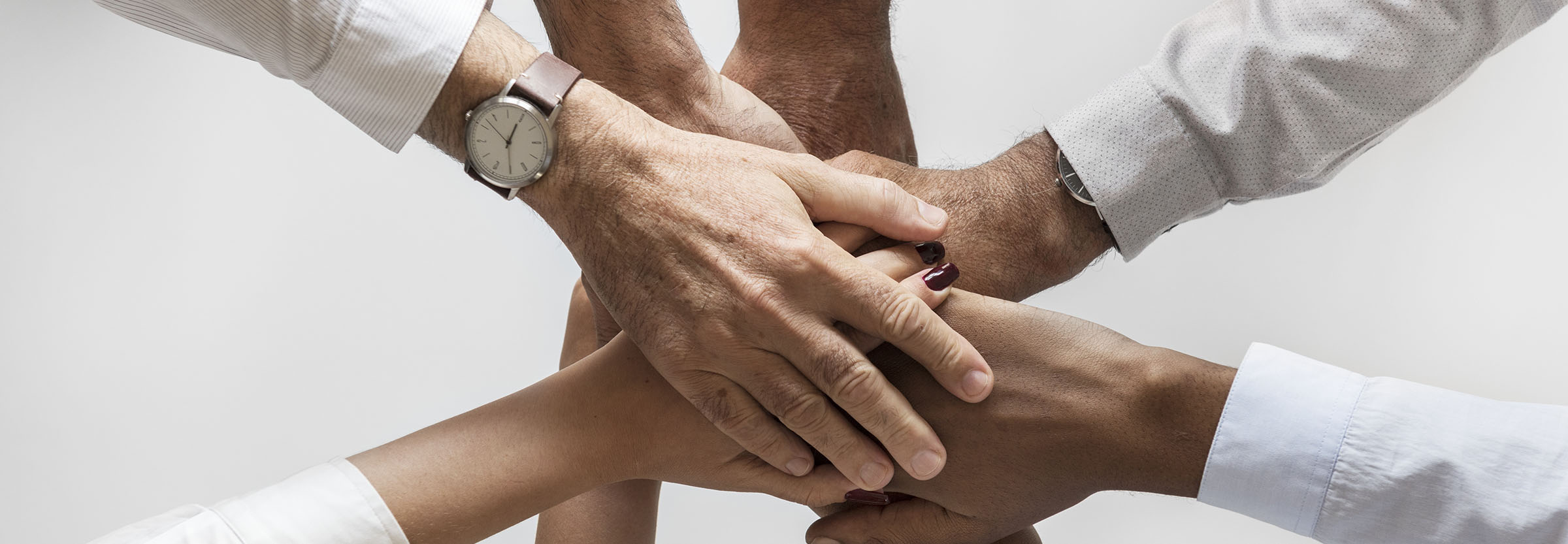 Människor lägger händer över händer