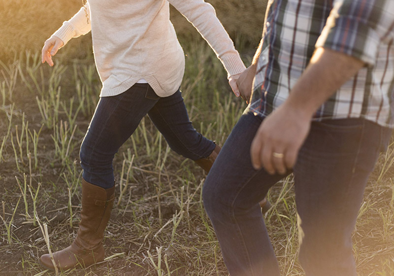 Par går tillsammans på äng