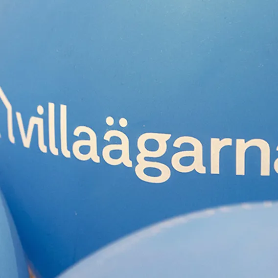 Blåa Villaägarna-ballonger