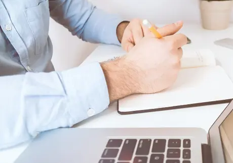 Man antecknar vid laptop