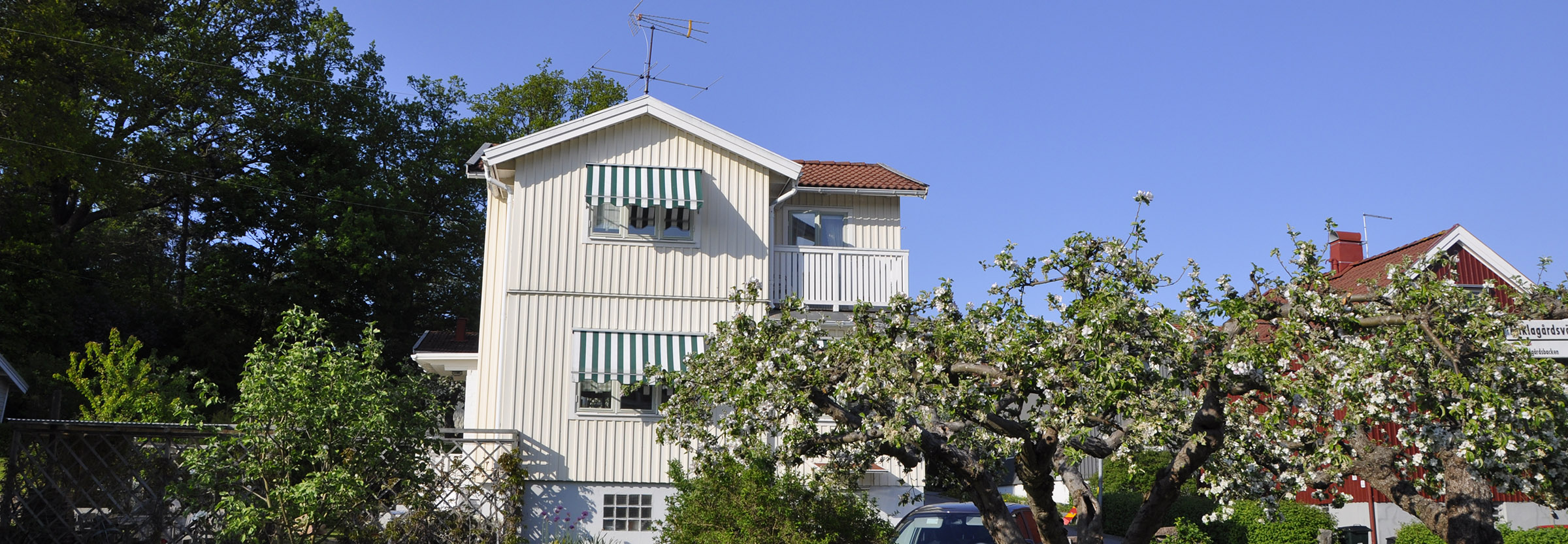 Vit villa under sommaren