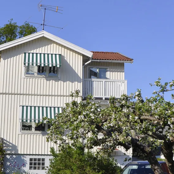Vit villa under sommaren