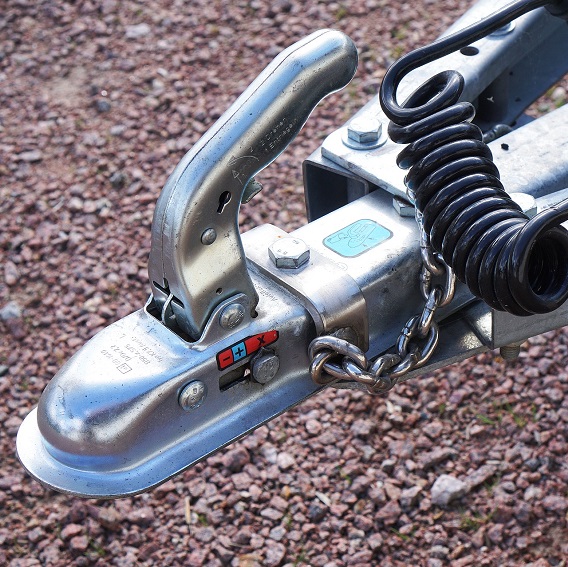 Släpvagnsfäste på grus