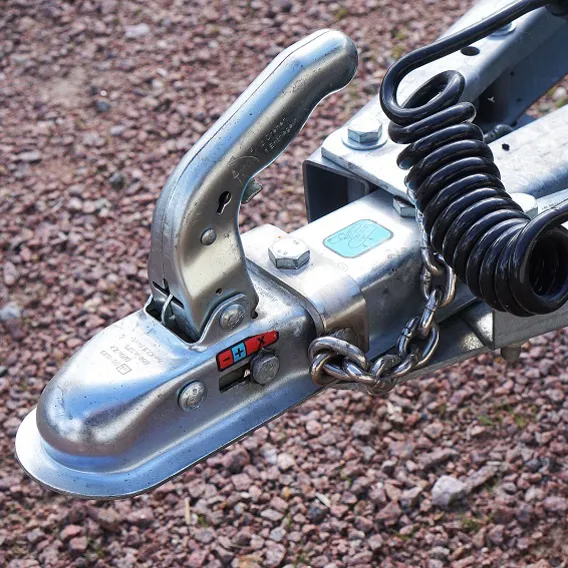 Släpvagnsfäste på grus