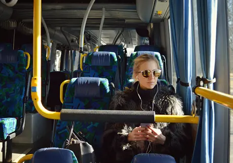 Kvinna med solglasögon på buss