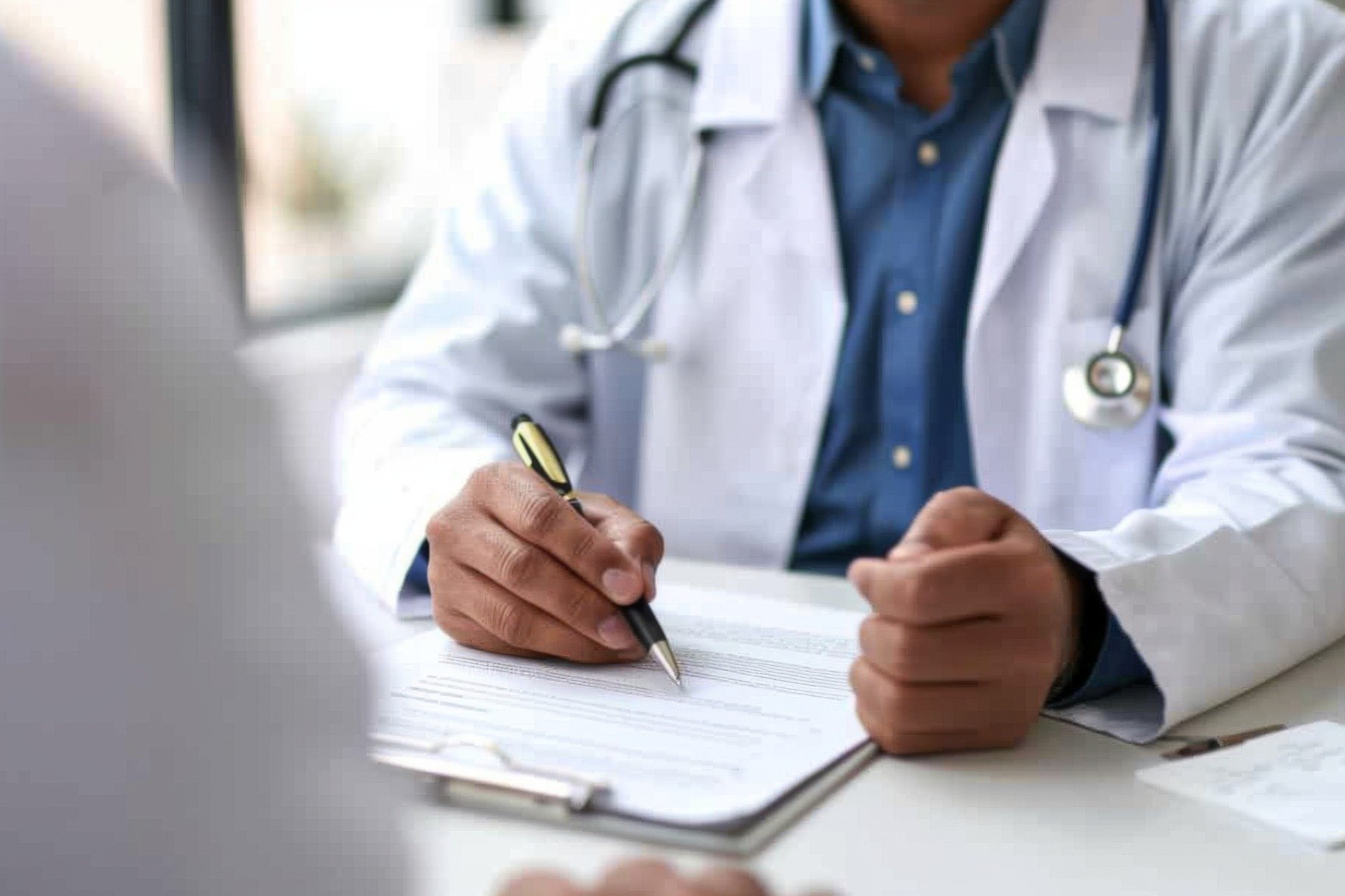 Doktor skriver journal