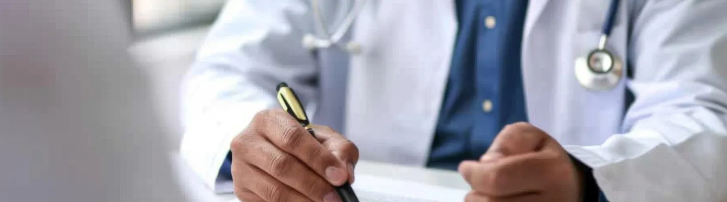 Doktor skriver journal