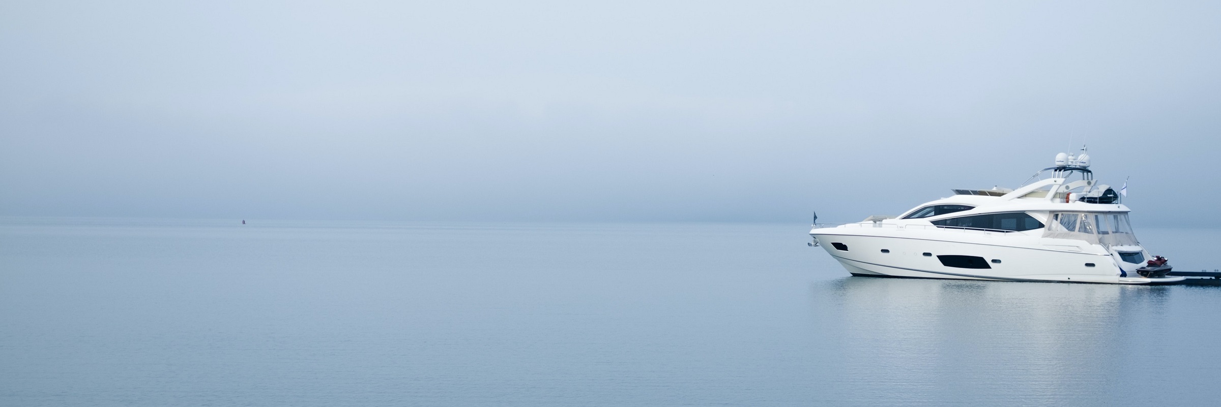 Vit motorbåt på öppet hav