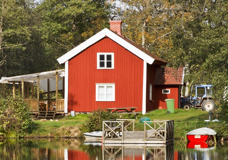 Röd idyllisk sommarstuga