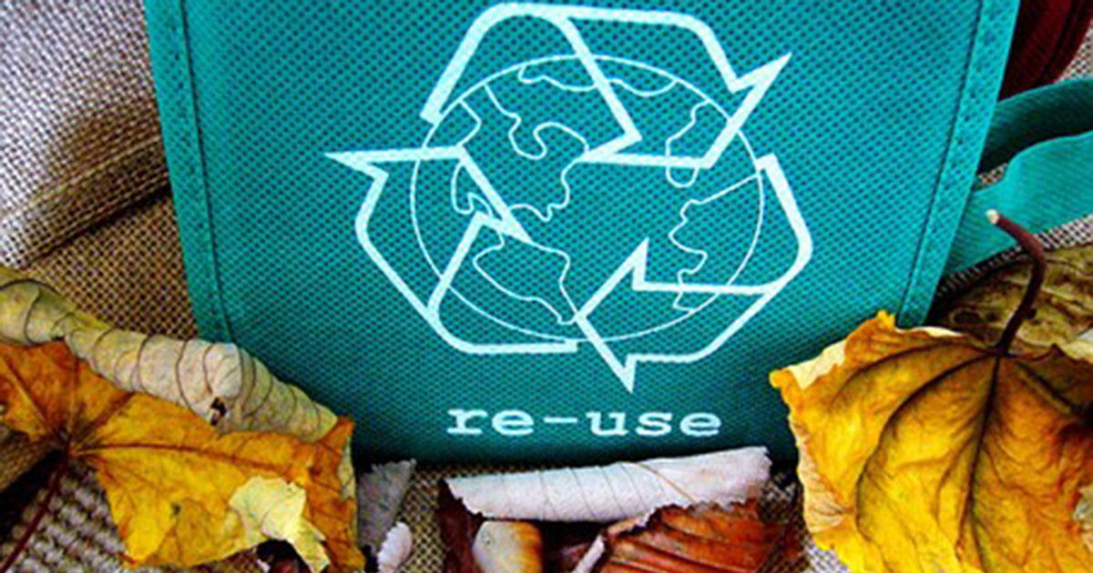 Återvinningspåse med skräp