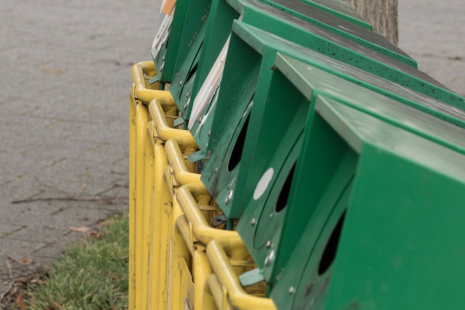 gröna och gula återvinningskärl