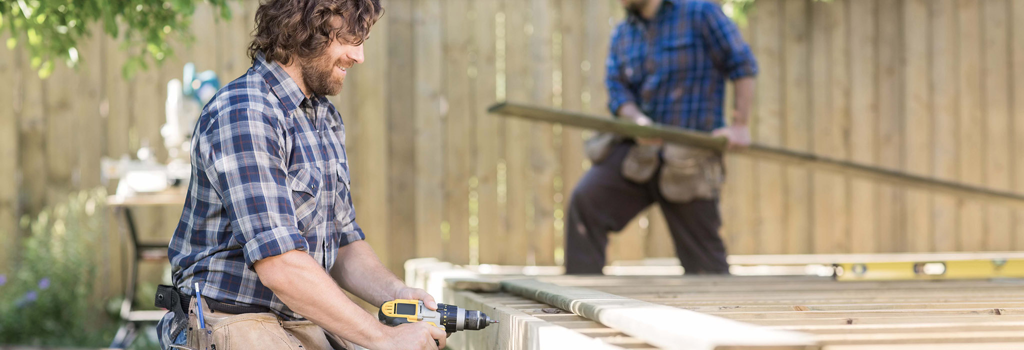 Hantverkare snickrar altan