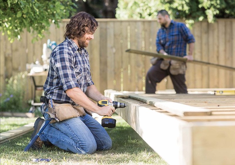 Hantverkare snickrar altan