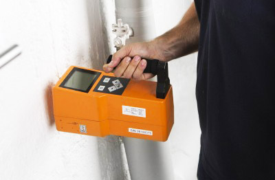 Man mäter radon med radonmätare