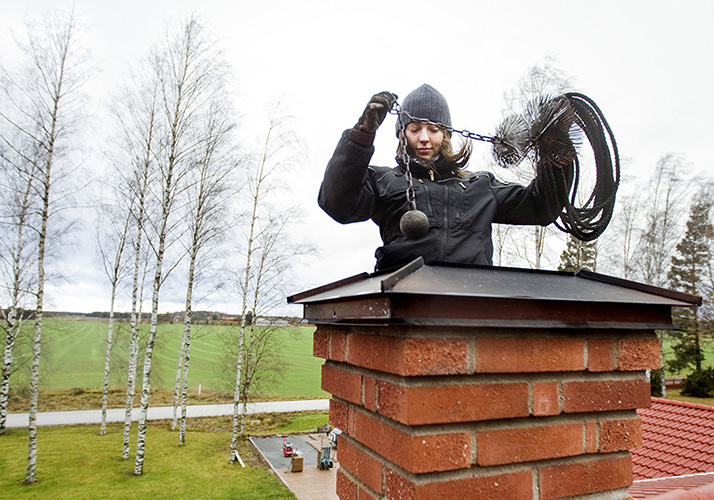 Sotare på tak som sotar skorsten