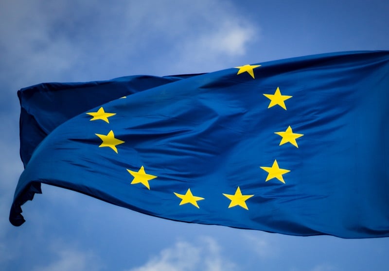 Eu-flagga fladdrar i vinden