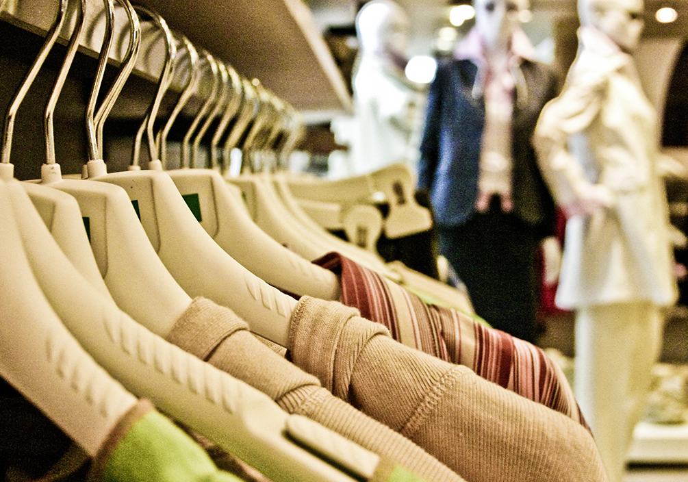 Kläder på galgar i affär