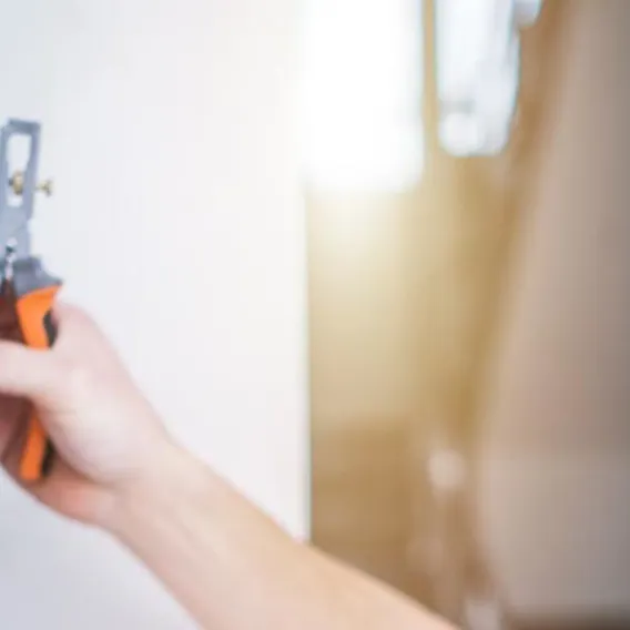 Elektriker installerar värmepump