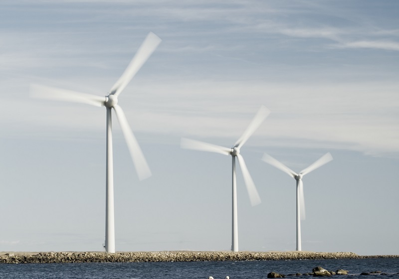Tre vindkraftverk vid vattnet