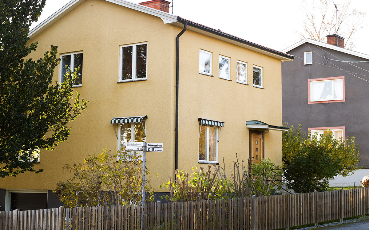 Gult betonghus på gata