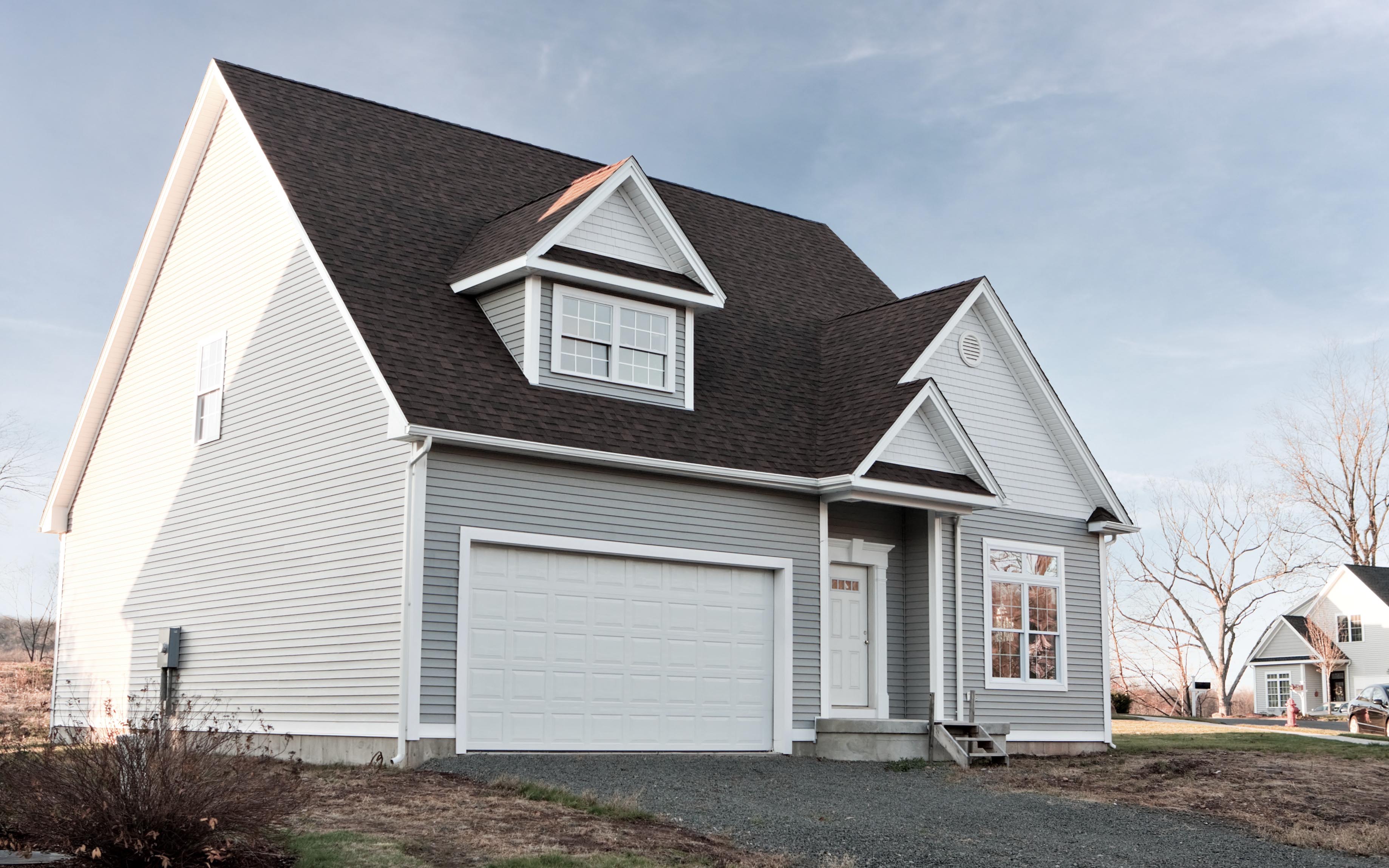 Stort modernt hus med inbyggt garage