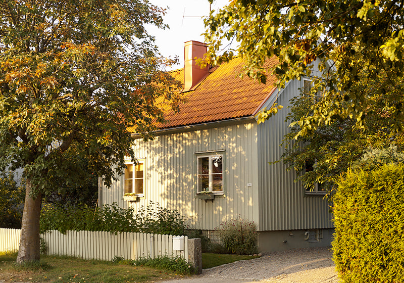 Idyllisk trävilla omgiven av träd
