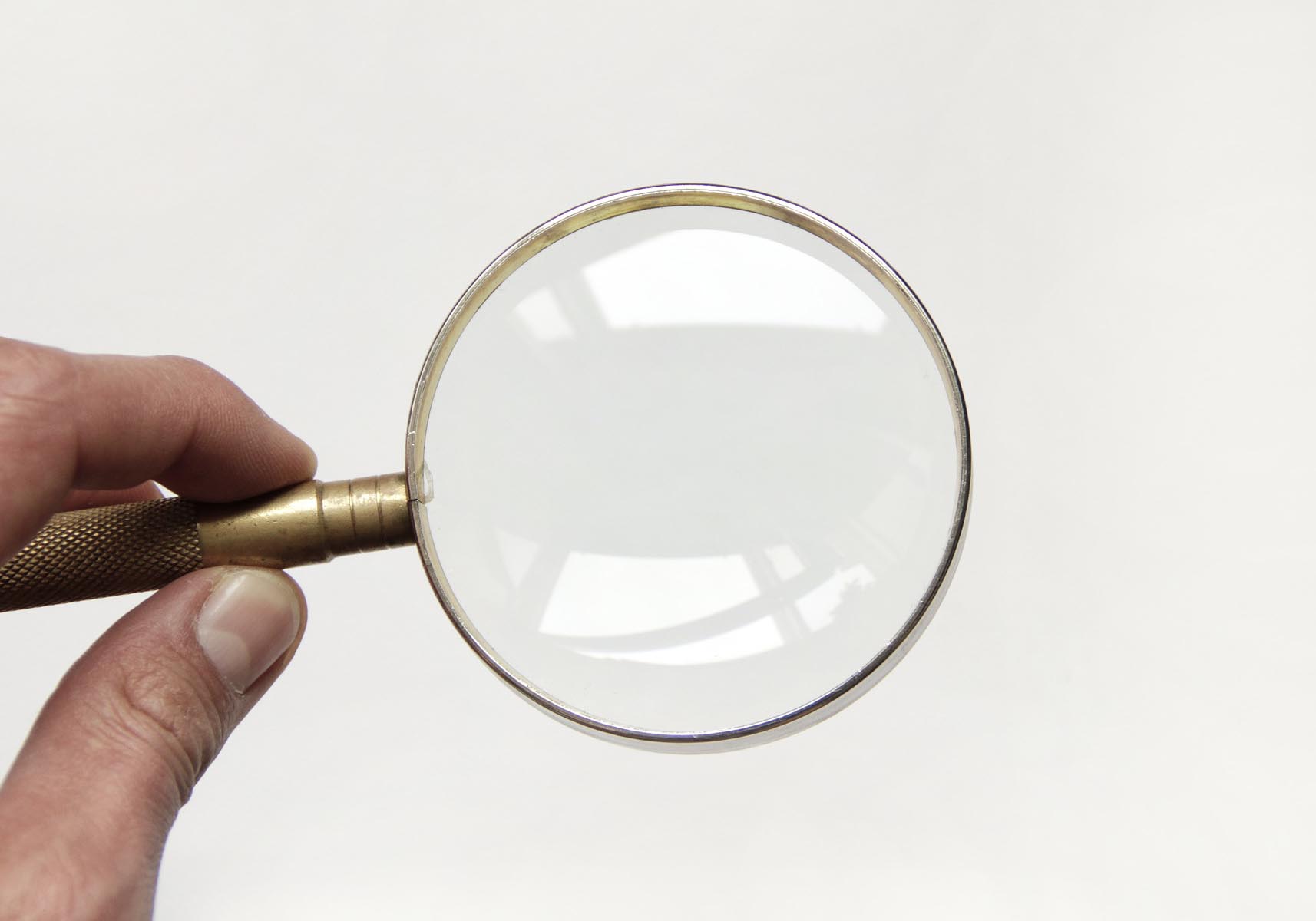 Hand med förstoringsglas