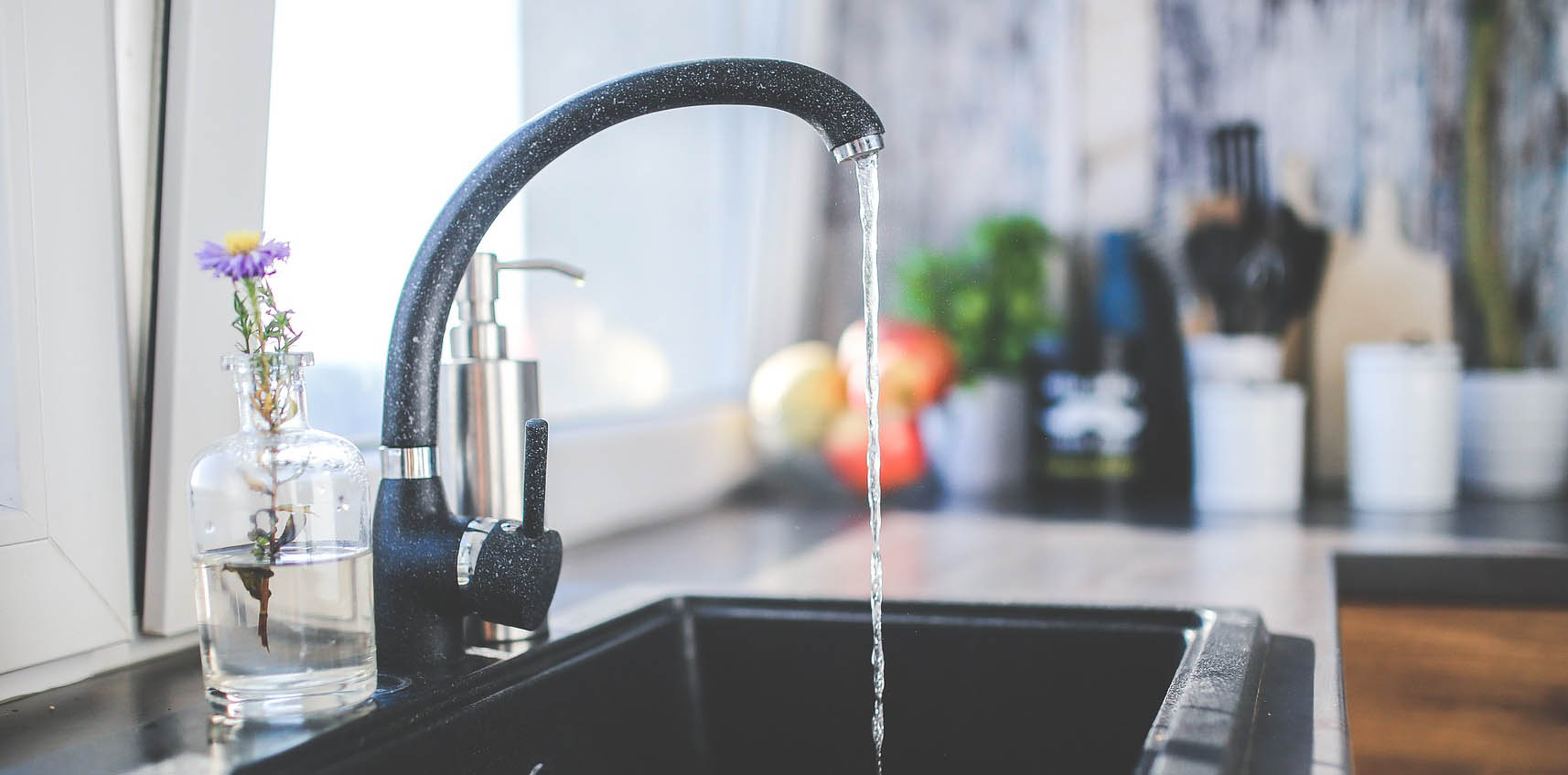 Diskho med modern blandare och rinnande vatten