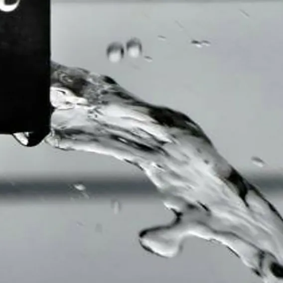 Vatten rinner ner från rör