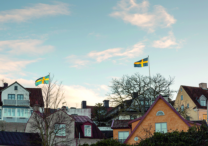 Hus och två flaggstänger