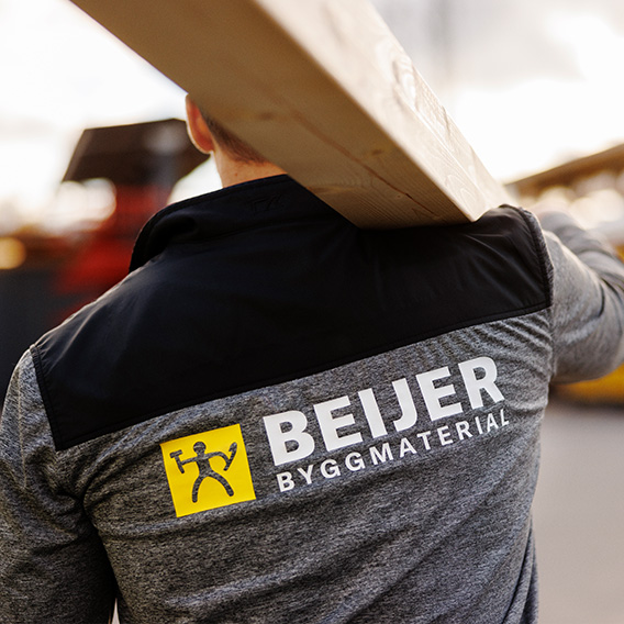 En man som bär på en bräda