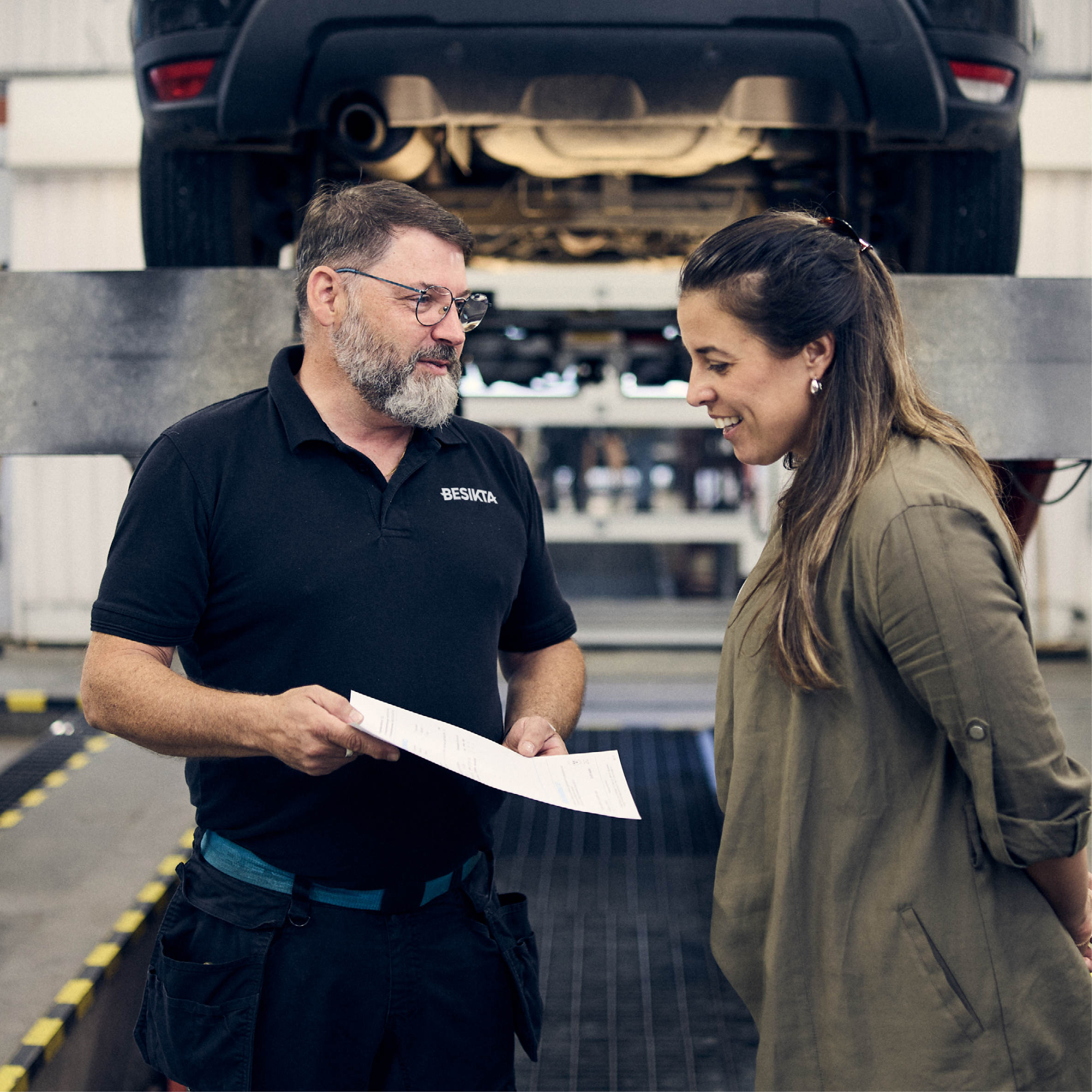 fem personer som står bredvid varandra inne på en besiktningsstation