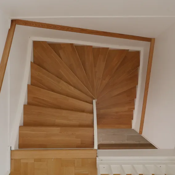 Trätrappa i hus
