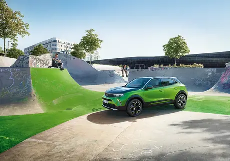 Grönsvart Opel på skateboardbana