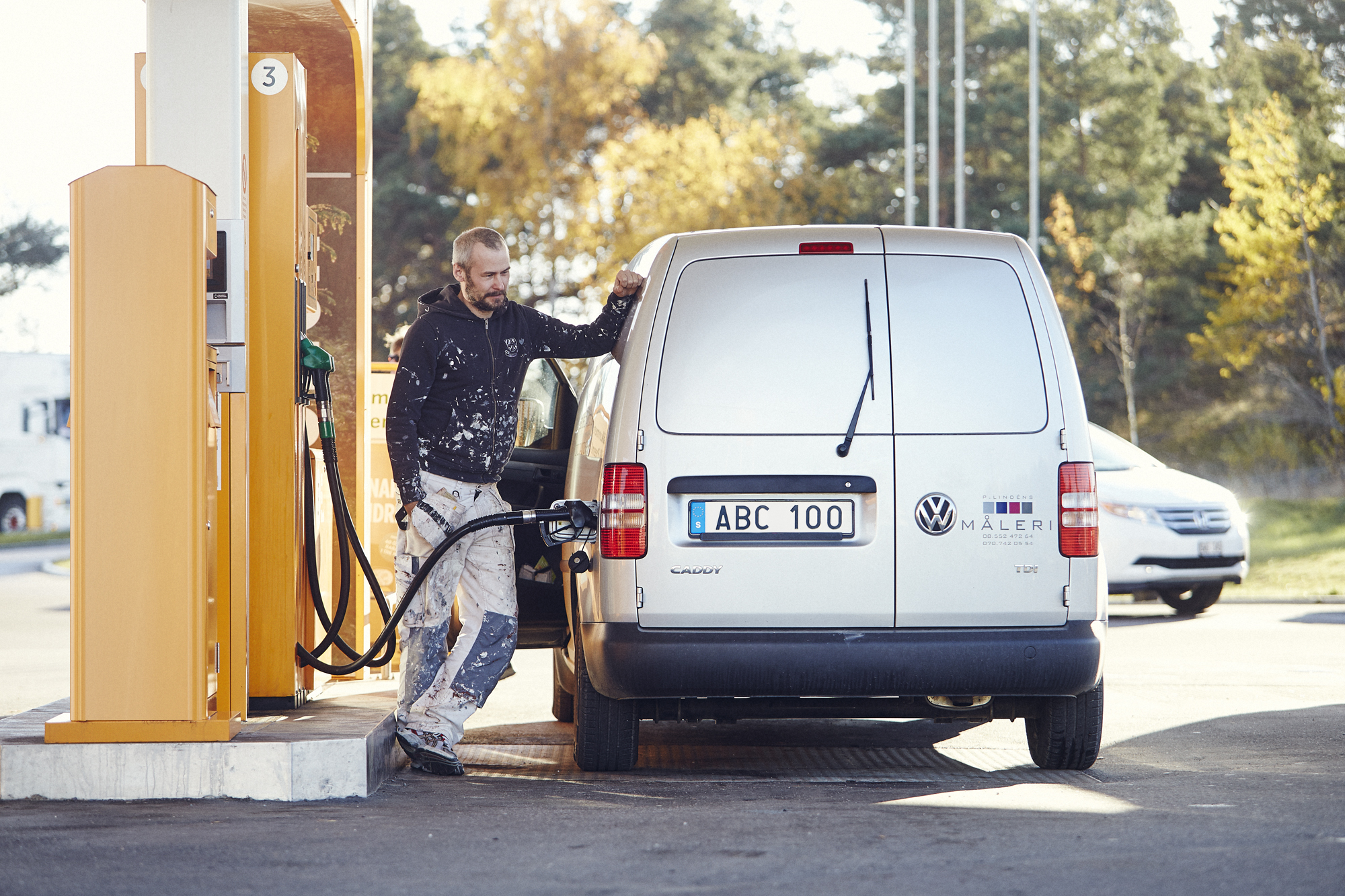 Man tankar sin bil på Preem