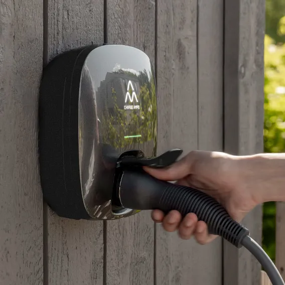 Laddbox för bil på en vägg