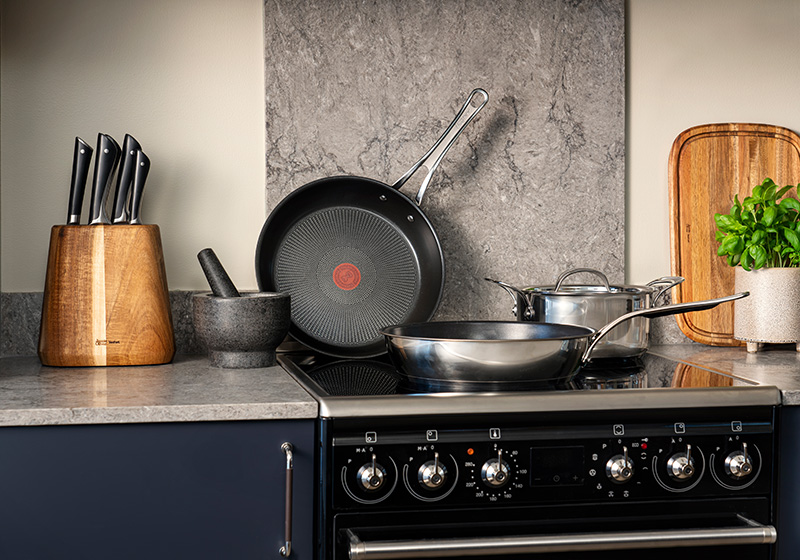 stekpannor och kastrull som står på en spis