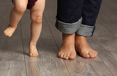 Bara fötter på golv med golvvärme